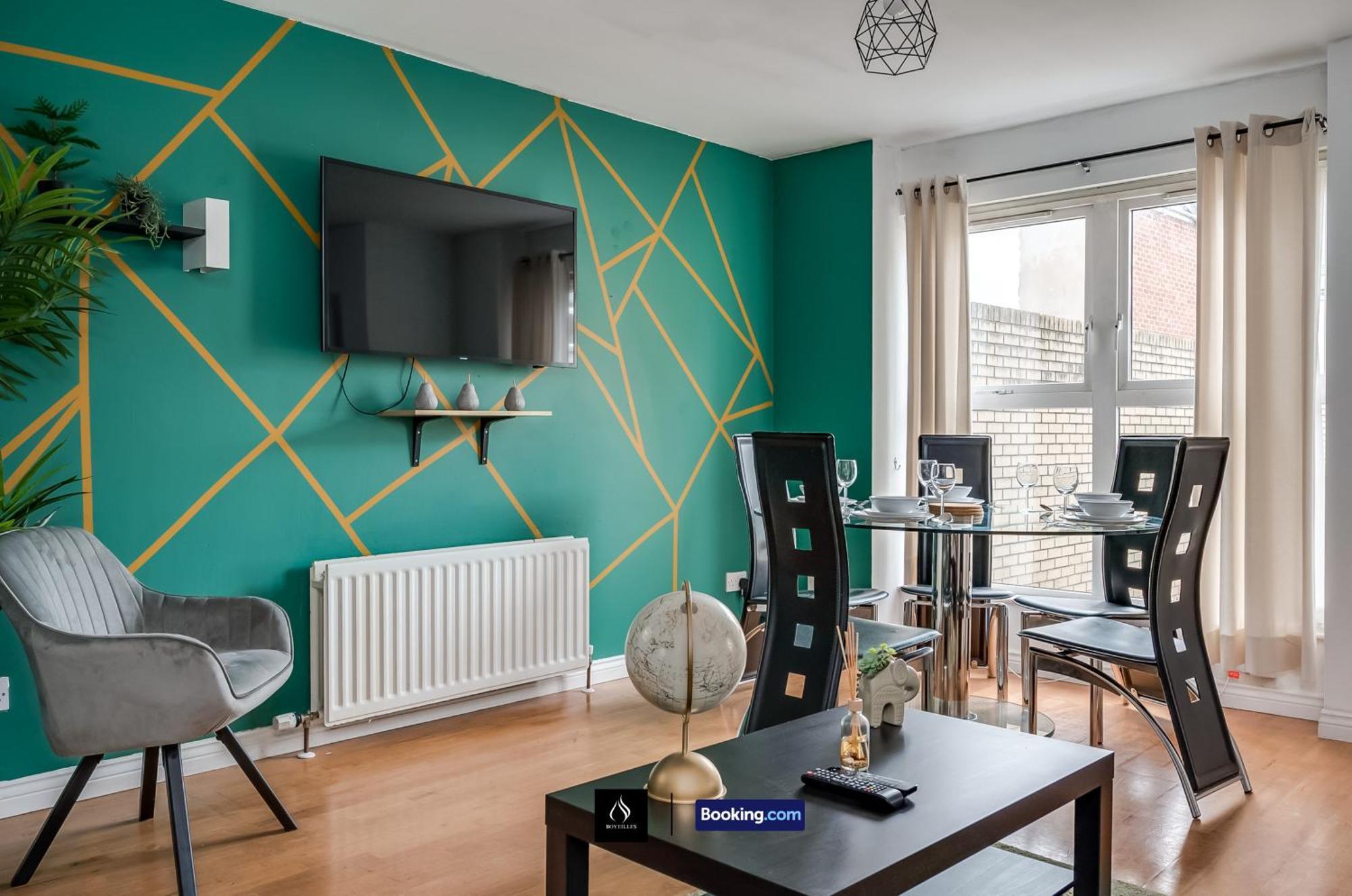2 Bed House By Boyeilles Apartments Short Lets & Serviced Accommodation Belfast With Balcony & Free Parking Exterior foto